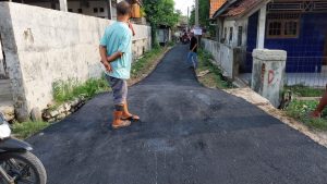 Manfaatkan Dana Desa, Pemdes Muncung Muluskan Jalan Lingkungan Warga