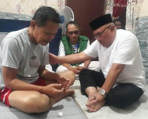 Walikota Depok Jenguk dan Bujug Pasien Gagal Ginjal Untuk Berobat Ke Rumah Sakit